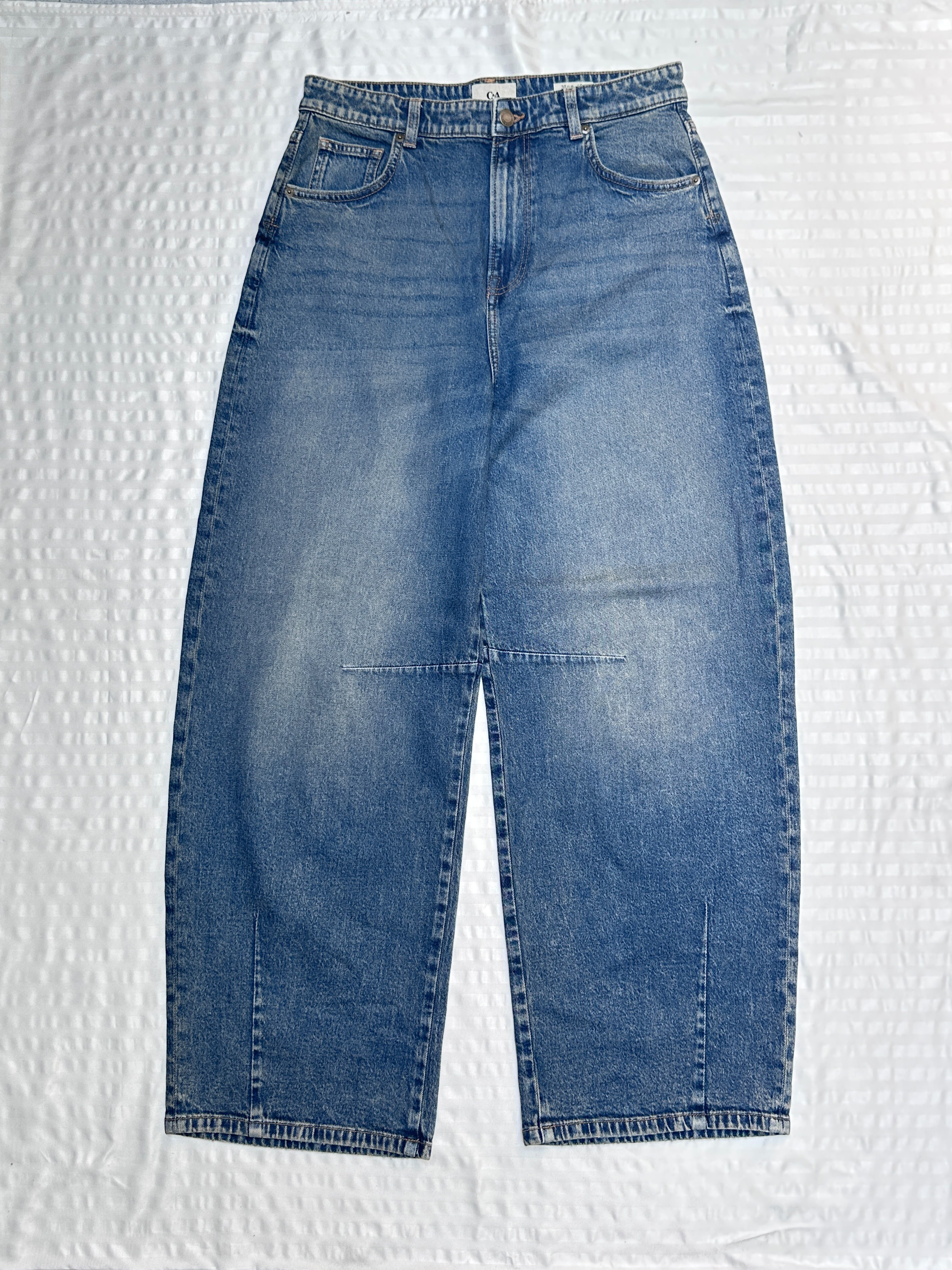 Mid-Wash Barrel-Leg Jeans with Knee Seam Detail - Image 2
