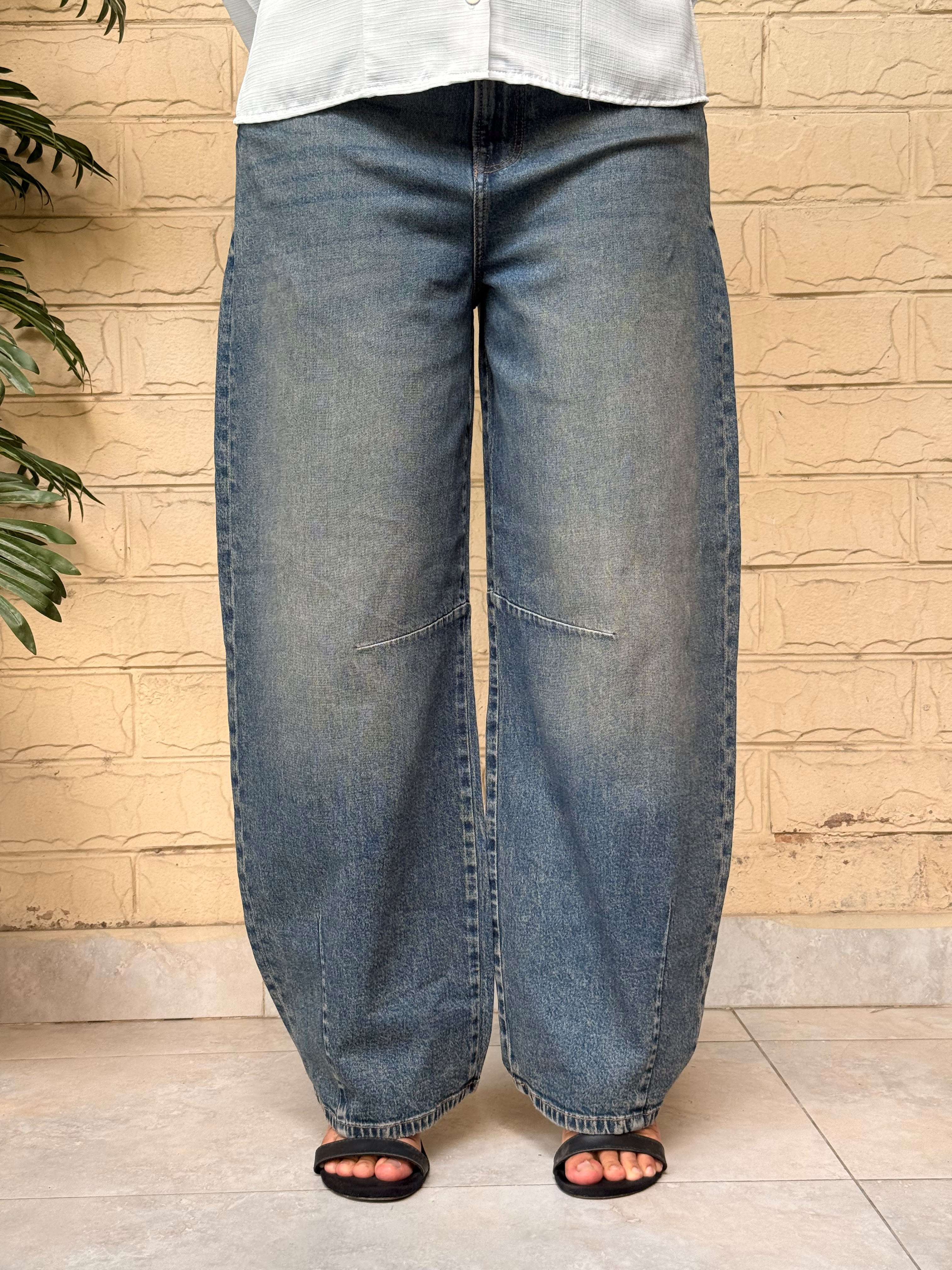 Mid-Wash Barrel-Leg Jeans with Knee Seam Detail