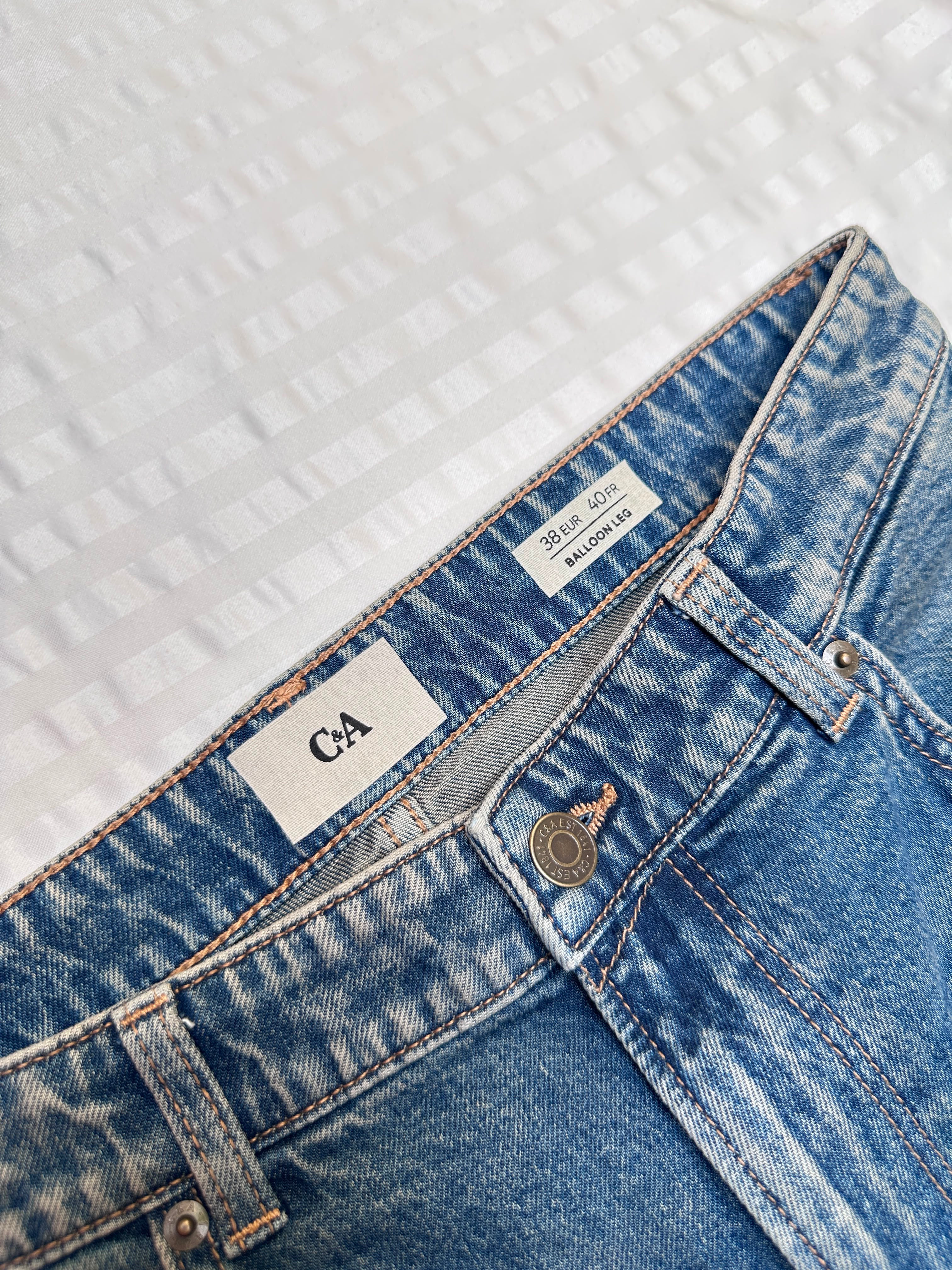 Mid-Wash Barrel-Leg Jeans with Knee Seam Detail - Image 4