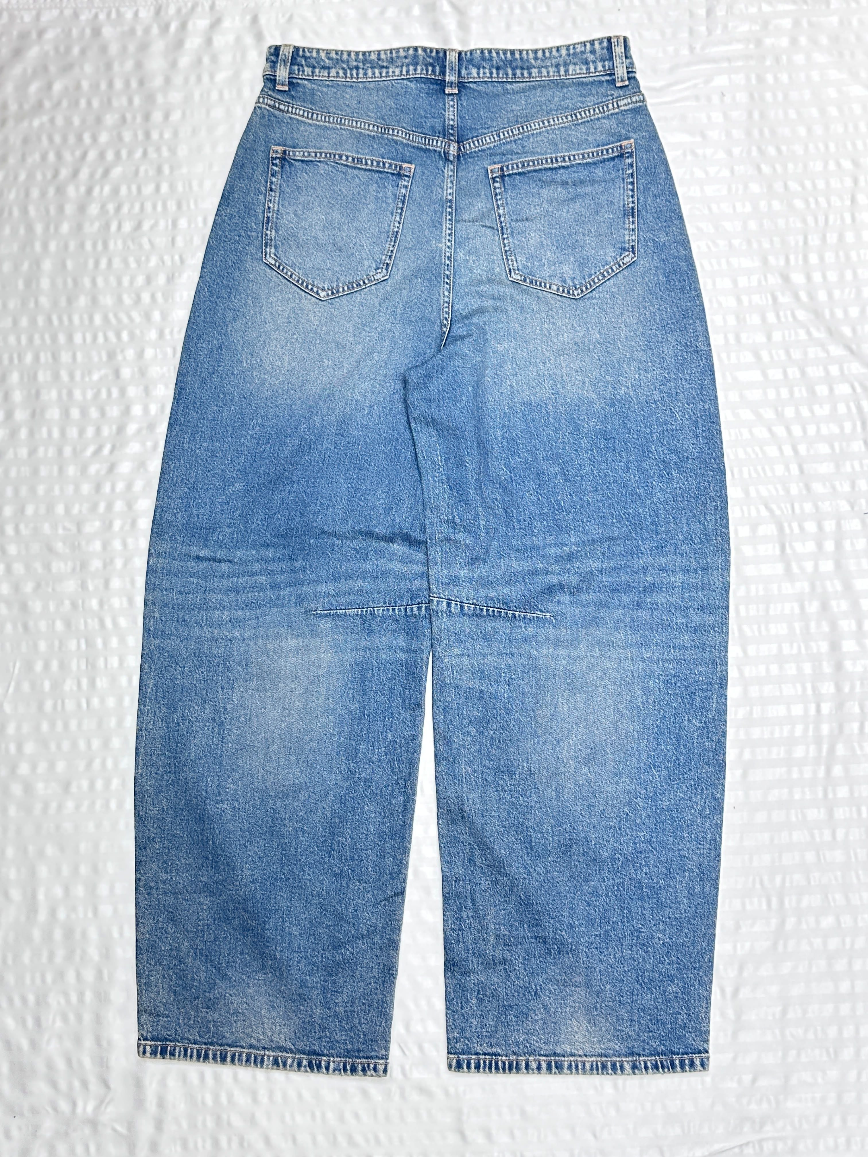 Mid-Wash Barrel-Leg Jeans with Knee Seam Detail - Image 3